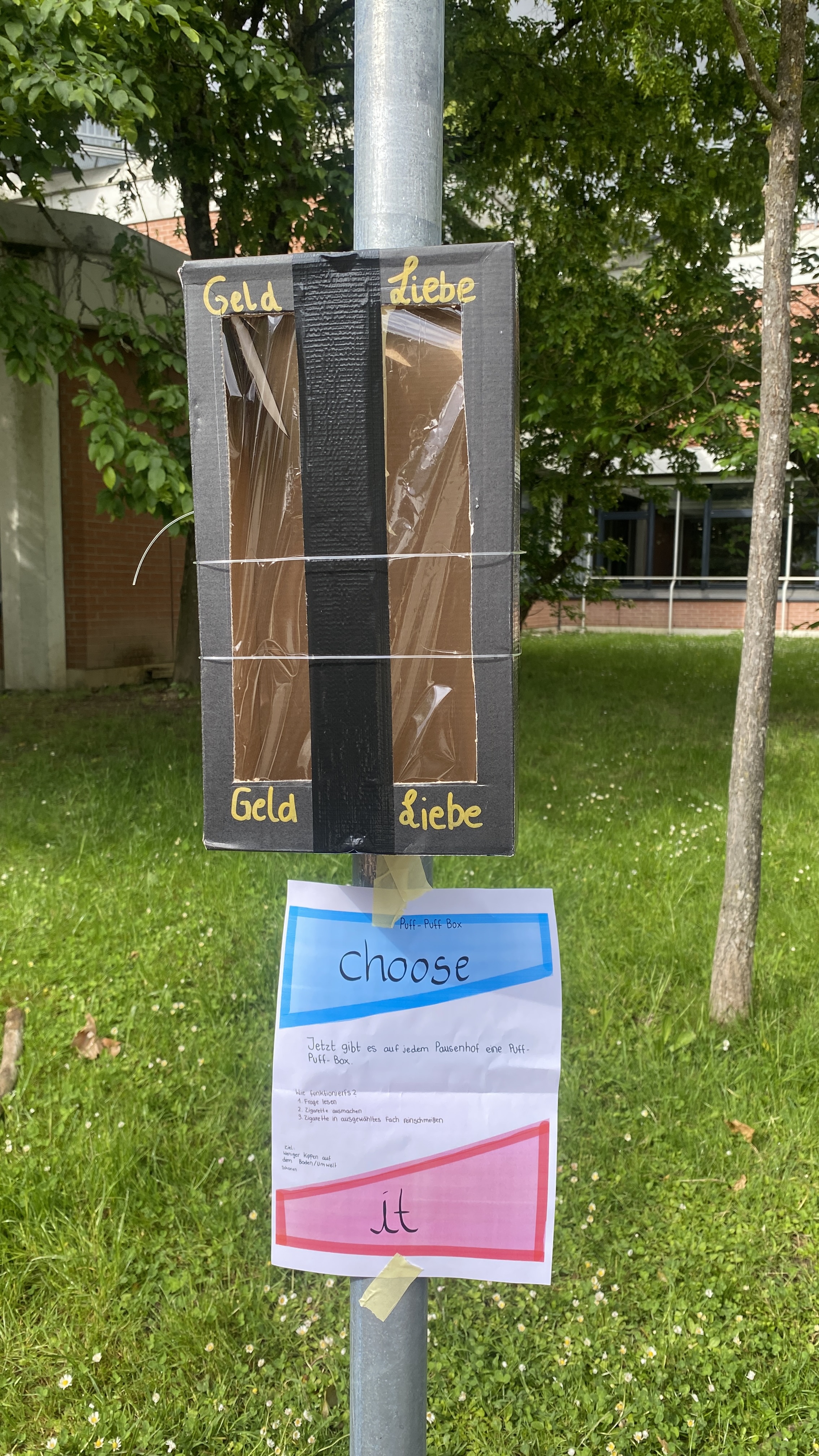 Zigarettenstummelbox - Abstimmungsbox erhöht die Motivation Zigarettenstummel nicht auf den Boden zu schnipsen